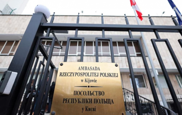 Масований удар по Києву: пошкоджено посольство Польщі