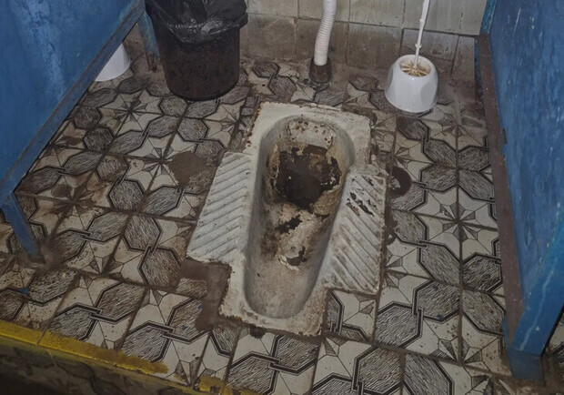  Жахливі умови в укритті: кияни показали стан туалету на "Лук'янівській" 