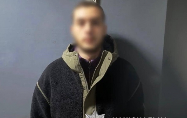 У Києві затримали наркокур’єра з колбами канабісу