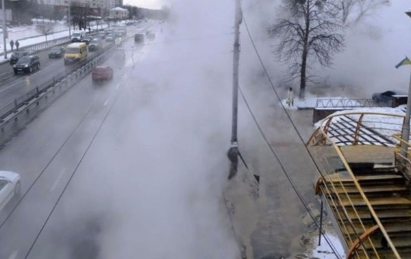 Посадовця Київтеплоенерго затримали через падіння дівчини в яму з окропом