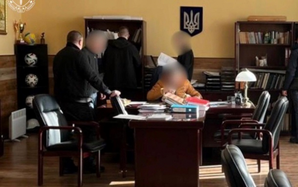 У Києві посадовці отримали підозри за фіктивне працевлаштування чоловіків