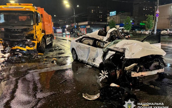 ДТП у Києві: Audi влетіла у вантажівку на зустрічній смузі