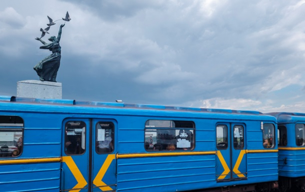 У Київському метро пояснили, куди зникають поїзди опівночі
