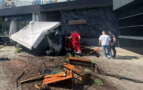 У центрі Києва автівка влетіла у літню терасу