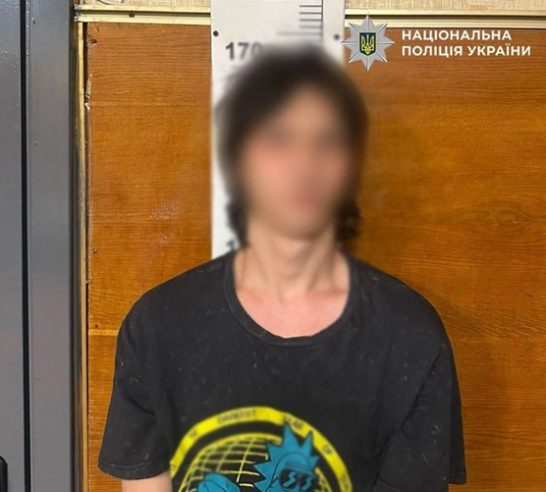 У Києві 17-річний хлопець порізав ножем поліцейського