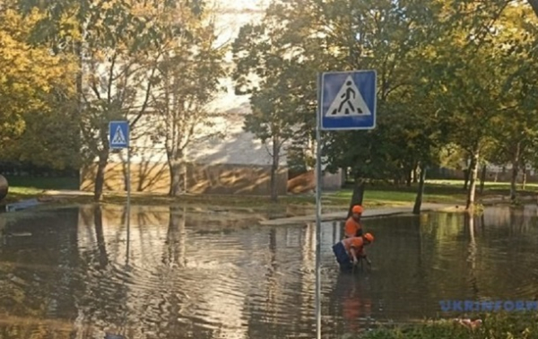 У Києві масштабна аварія на водопроводі: затопило вулицю