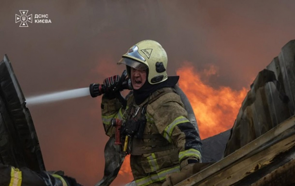 У Києві через атаку дронів горять склади