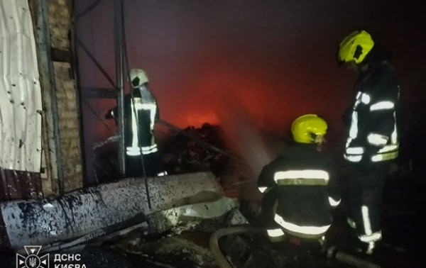 У Києві уламки БПЛА впали біля торговельного центру: постраждала дитина