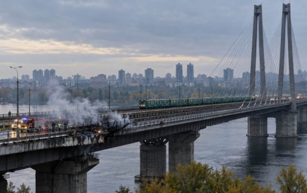 РФ знову вдарила по Південному мосту в Києві