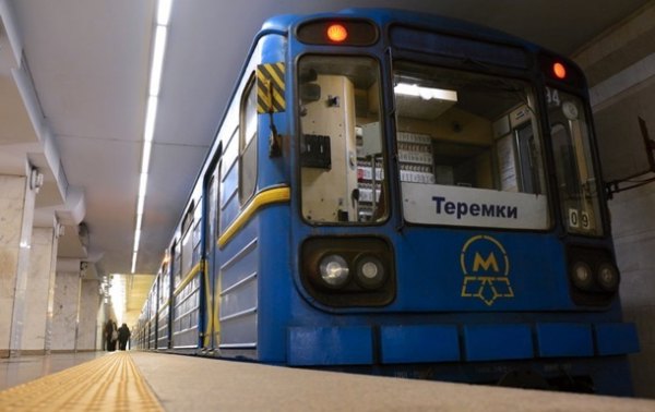 У Києві зупинилися поїзди метро, є перебої з водою